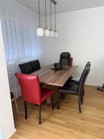 Tisch und 6 Leder-Stühlen