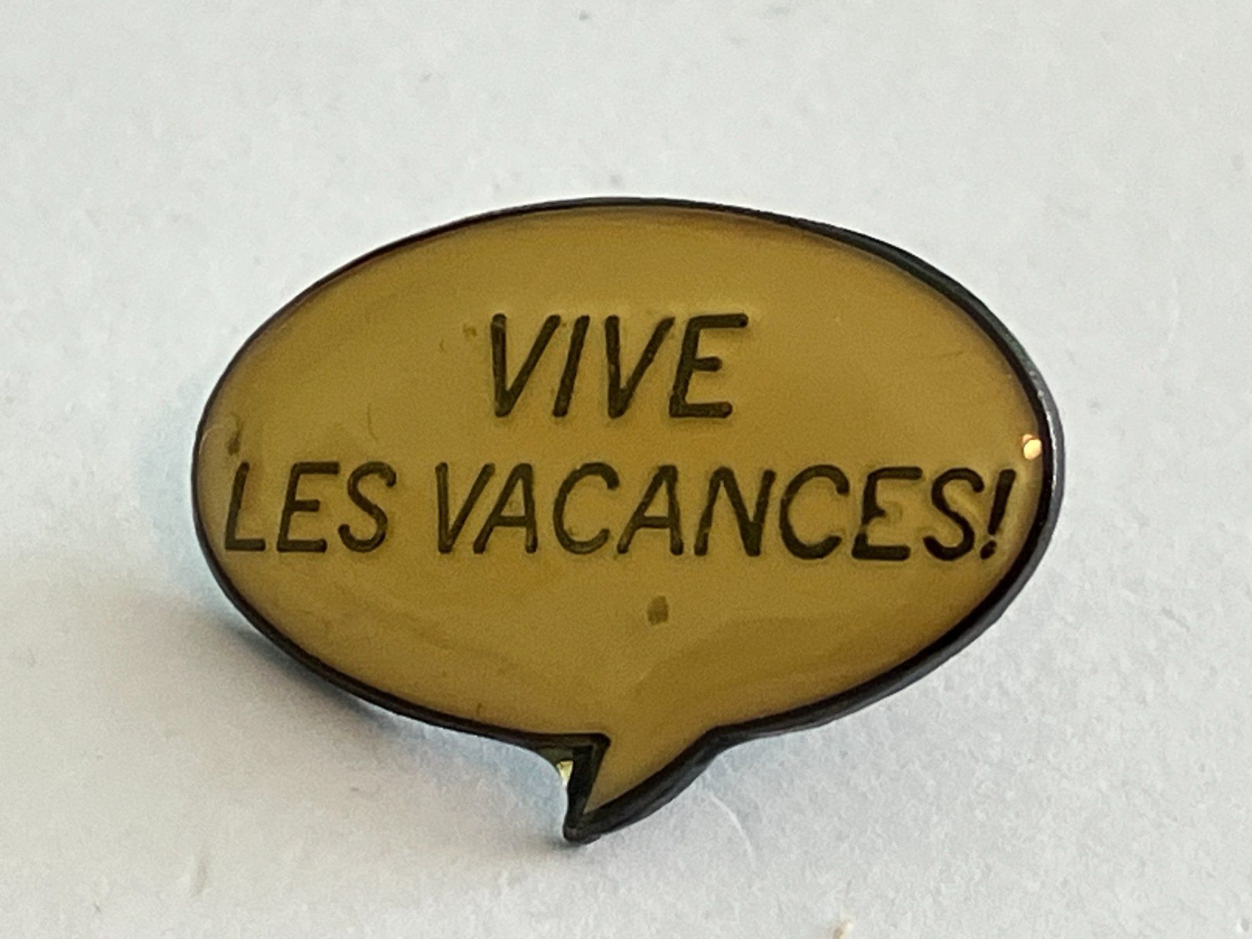 Placchette & Badge: 1 Pin Vive Les Vacances – Usato da Basel venduto da djwwpp