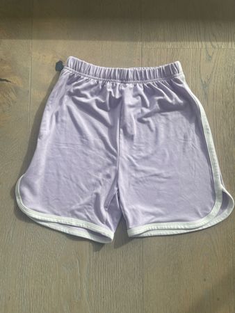 NEU Sommer Shorts, lila mit weissen Streifen, Gr. 9-10 Jahre