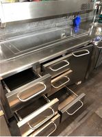 Arbeitsfläche mit Kühlschrank und Kühlschubladen