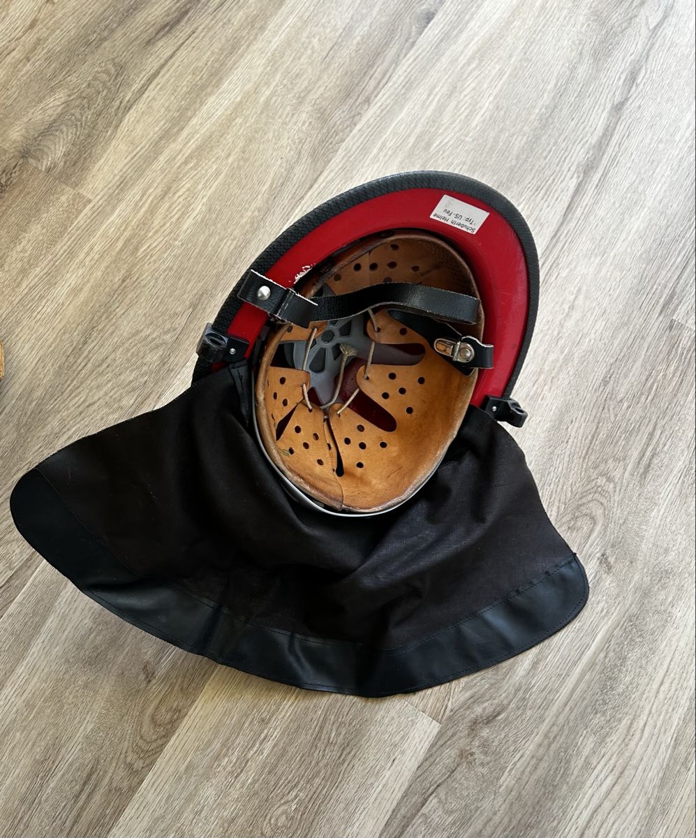 Feuerwehr: Alter Feuerwehrhelm – Gebraucht aus Flumenthal von ann_zd8v 3