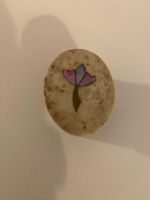 Dekorative Schmuckdose/Pillendose aus Stein mit Blume