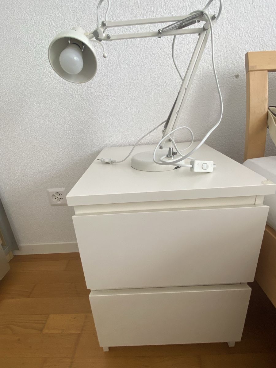 Ikea Tables de nuit: Zwei Nachtische mit Lampen – D'occasion à Urtenen- Schönbühl par windowshopper 1