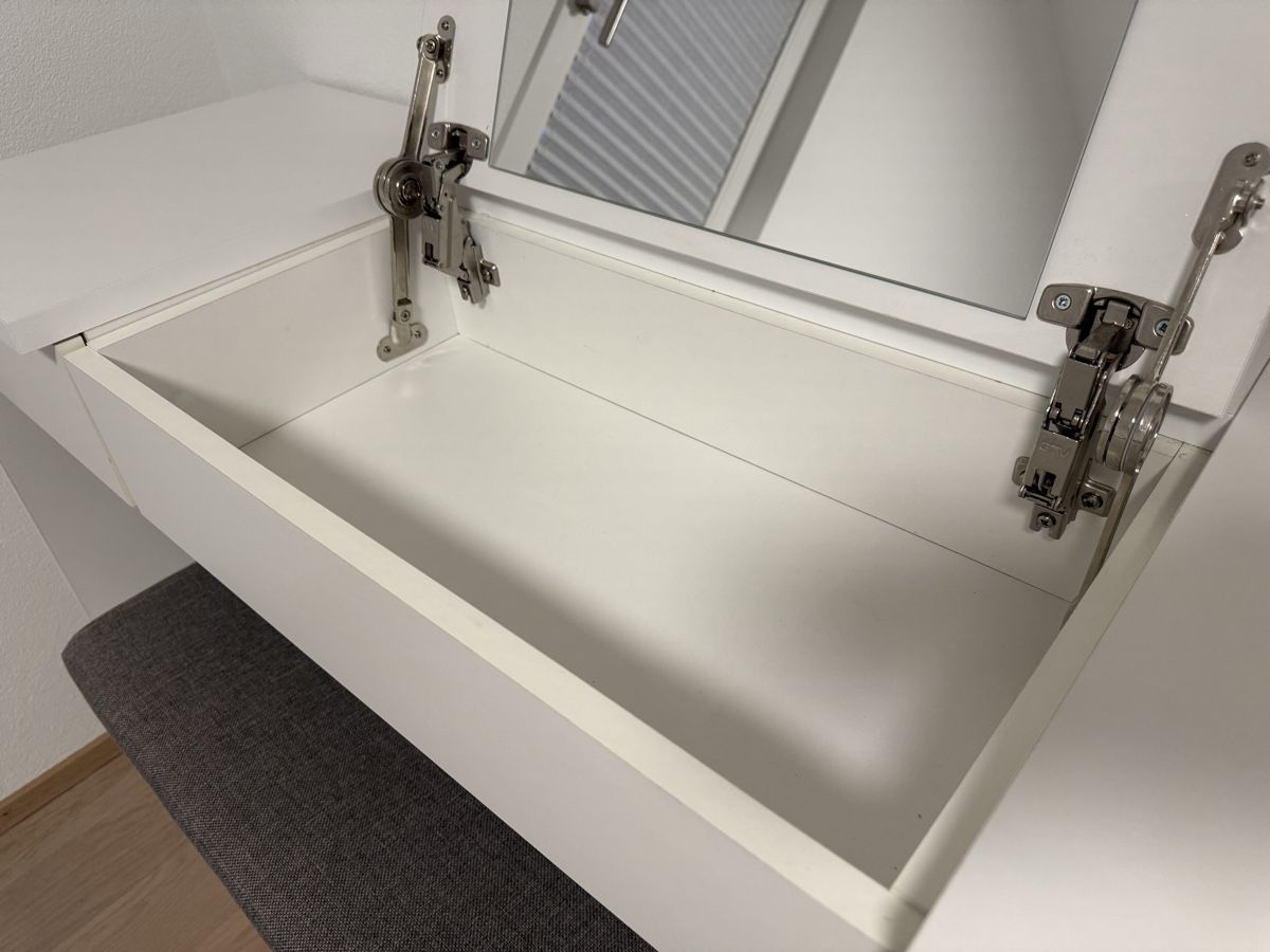 Schminktische: Dressing / makeup table with mirror and bench – Gebraucht aus Dietlikon von lot_rel
