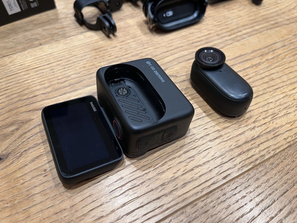 Insta360 Action Cam: Insta360 GO 3S mit Zubehör – Gebraucht aus Ernetschwil von m9d 7
