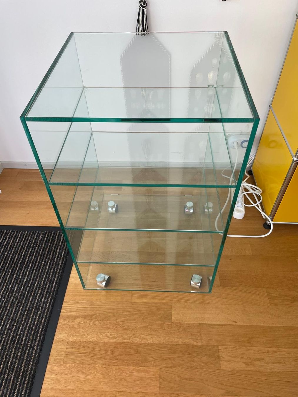 Étagères: Glasmöbel mit Rollen - super Zustand – D'occasion à Reinach BL par pinusmugo 1