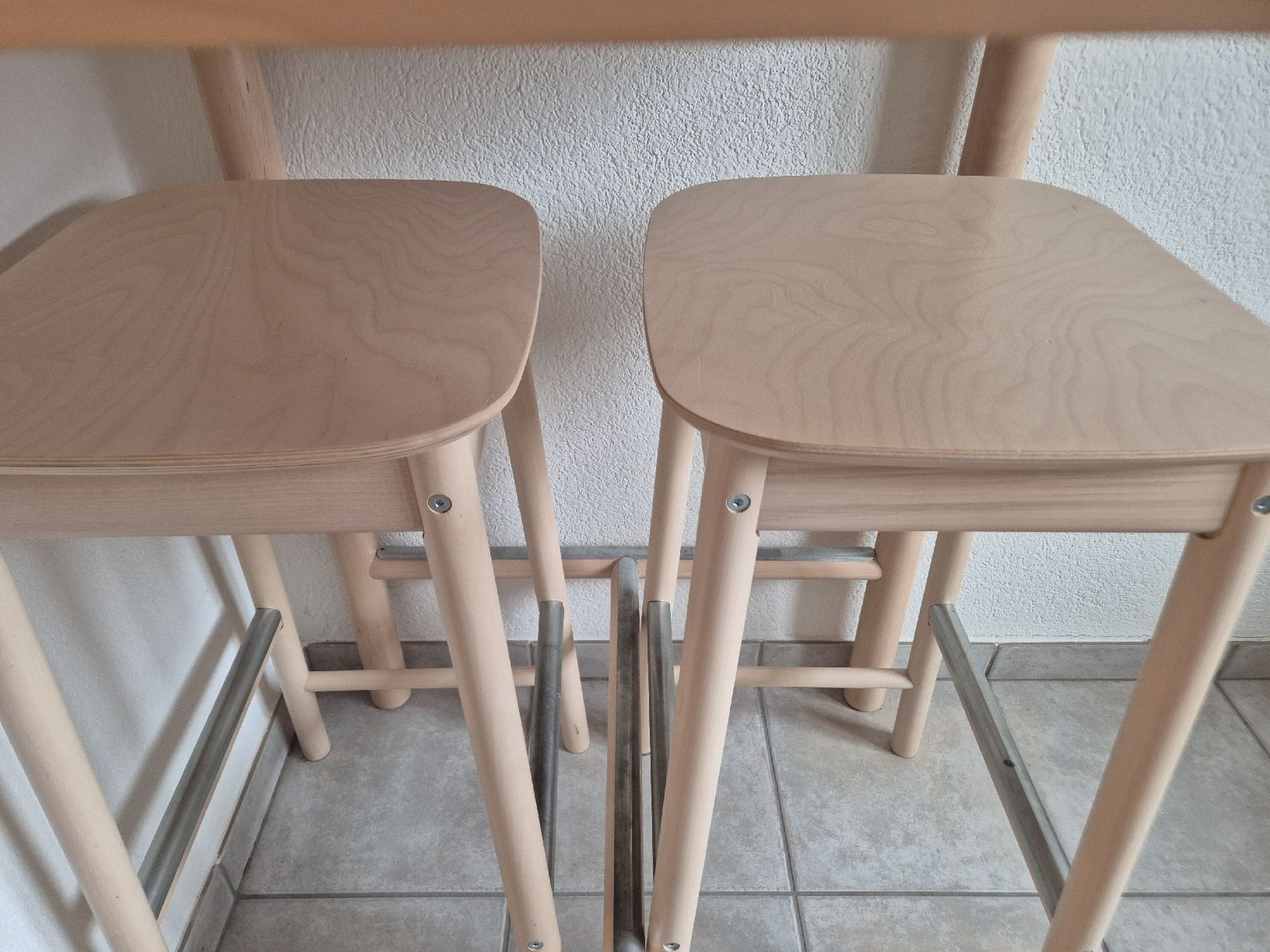 Ikea Set di tavolo e panche: Moderner Hochtisch / Bartisch inkl. 2 Barhocker – Usato da Studen SZ venduto da Diana888 1