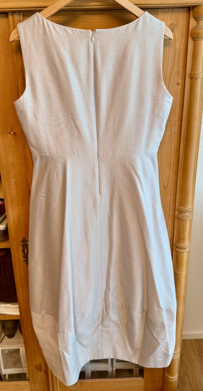 Cos Vestiti: COS Abendkleid silber-hellgrau, Gr. 40, Seide/Baumwolle – Usato da Männedorf venduto da Olumio 3