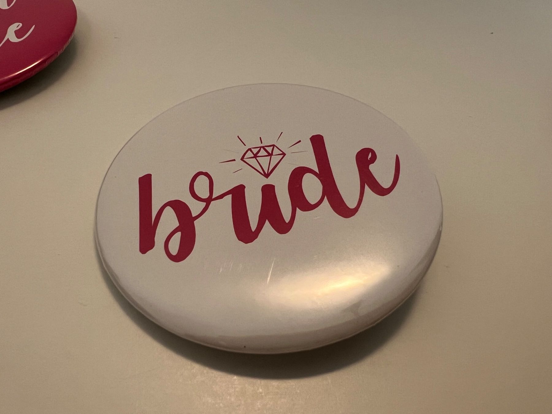 Broschen & Nadeln: Pin Bride & Team Bride Anstecker Polter Junggesellinnen – Neu und originalverpackt aus Vaduz von NotNeeded 2