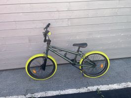 BMX Velo dunkelgrün mit gelben Pneus gute Fahrtüchtigkeit