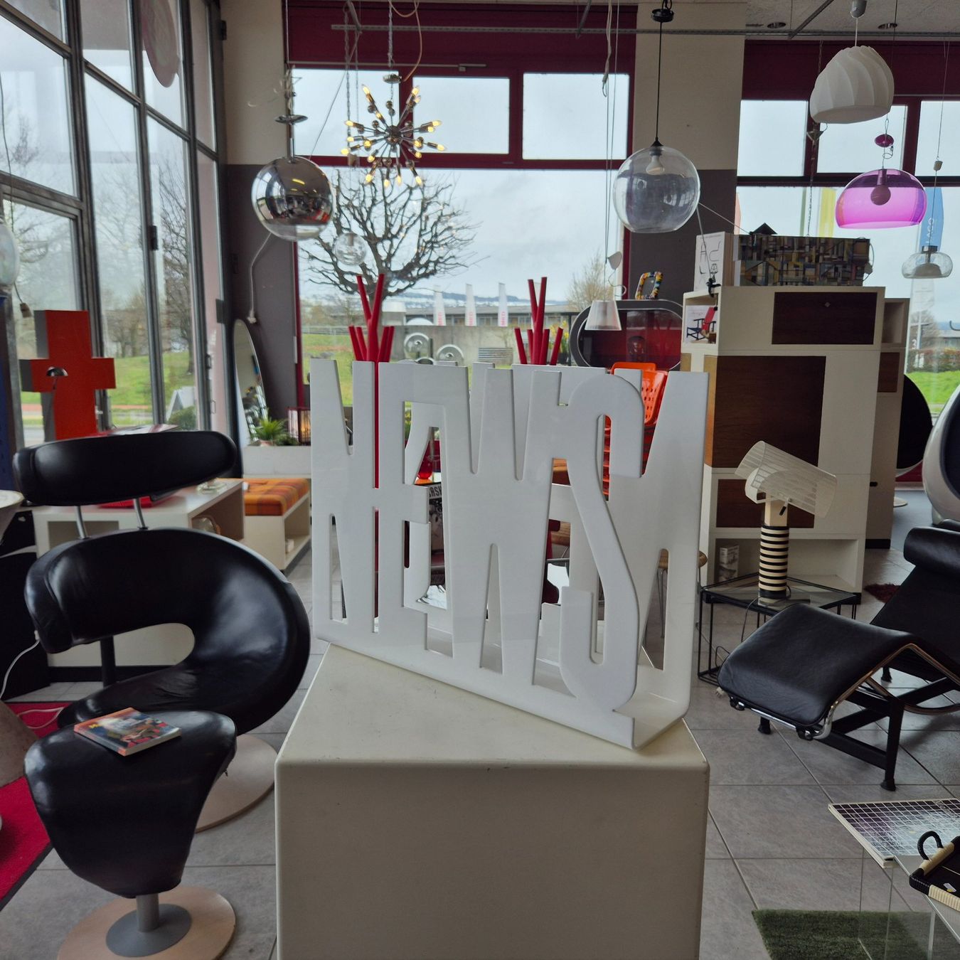 Sonstiges für Haushalt & Wohnen: News Acryl weiss Magazin Rack Plexiglas Zeitungsständer – Gebraucht aus Nottwil von Wondewa-Shop 8