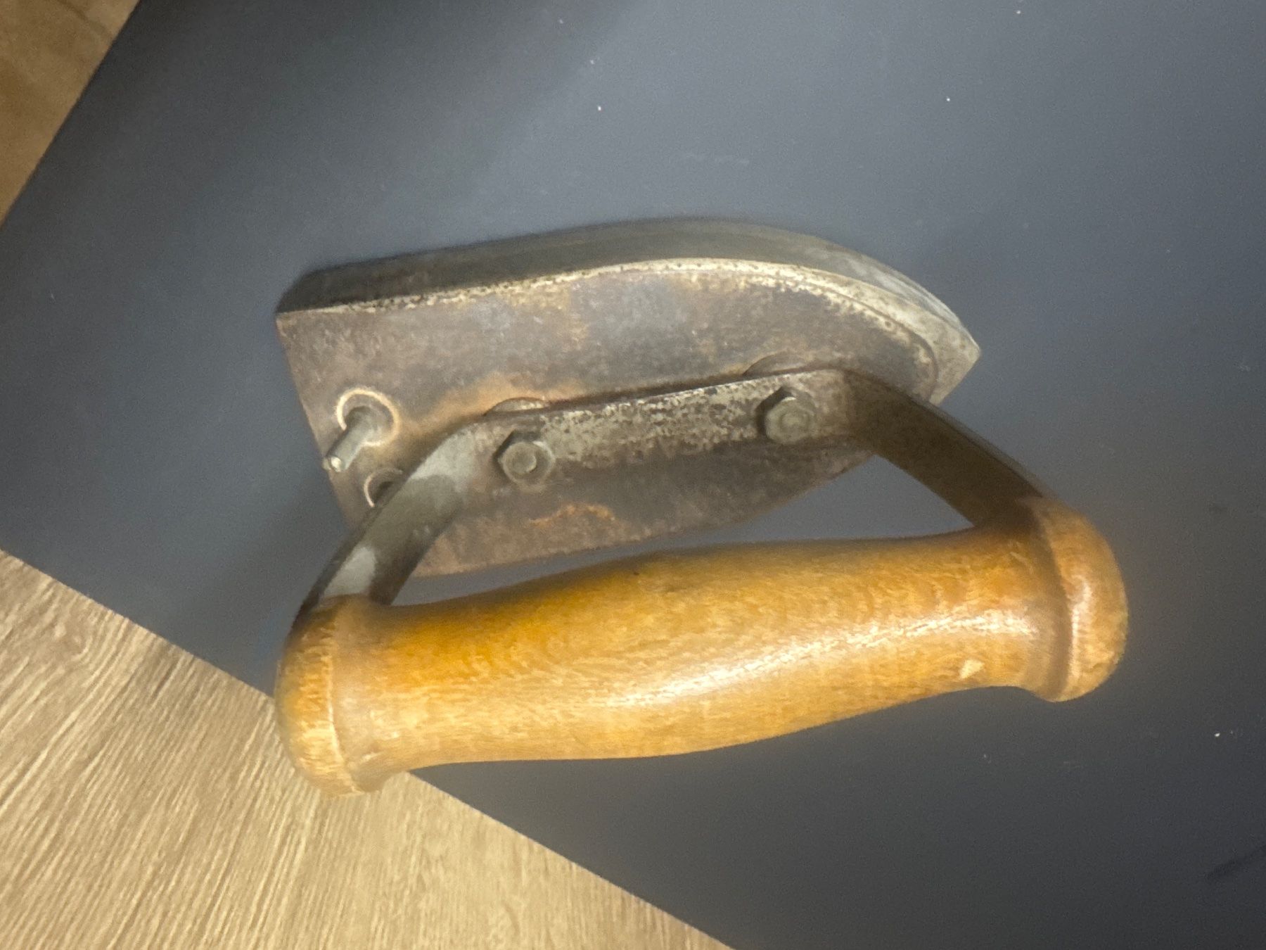 Ferri da stiro: Lot de 4 fer repasser ancien – Usato da Lajoux JU venduto da Briard0 7