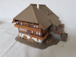 Reich dekoriertes Bauernhaus