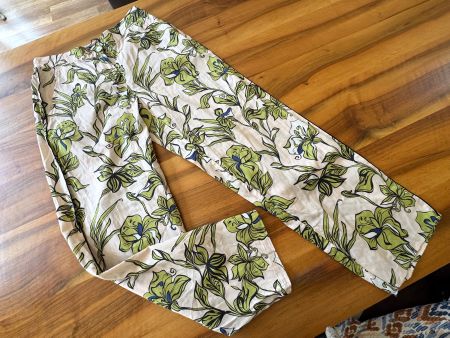 Leichte Sommerhose mit tropischem Blumenmuster Backstage 38