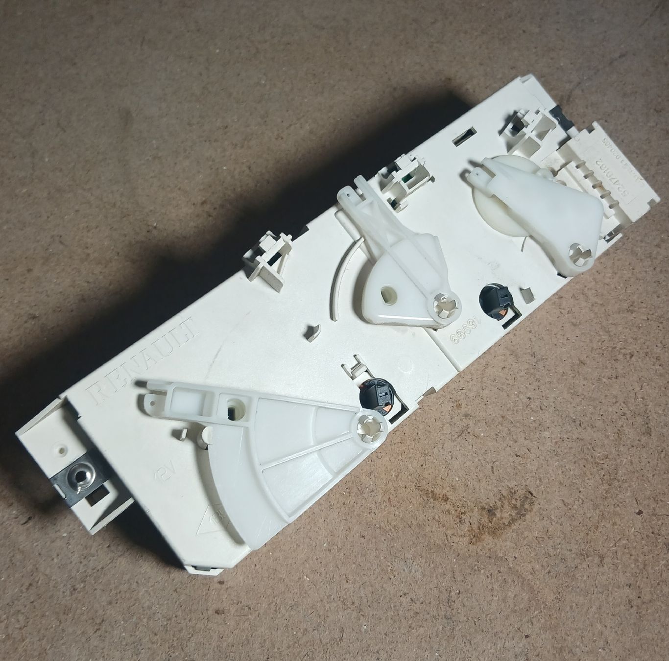Renault Tutti pezzi di ricambio auto: Commande de ventilation Renault Twingo  – Usato da la heutte venduto da Auto-stock 1