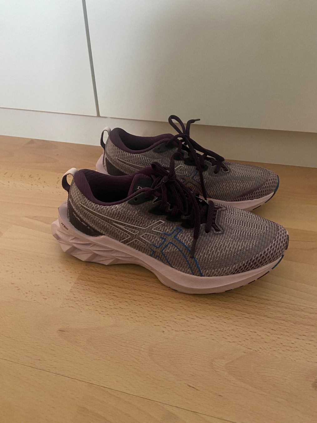 Asics Scarpe da donna: Laufschuh ASICS Performance (NOVABLAST 2) – Usato da Kloten venduto da zizibru