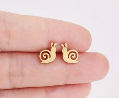 SÜSSE OHRSTECKER, SCHNECKE, EDELSTAHL, GOLDFARBEN NEU