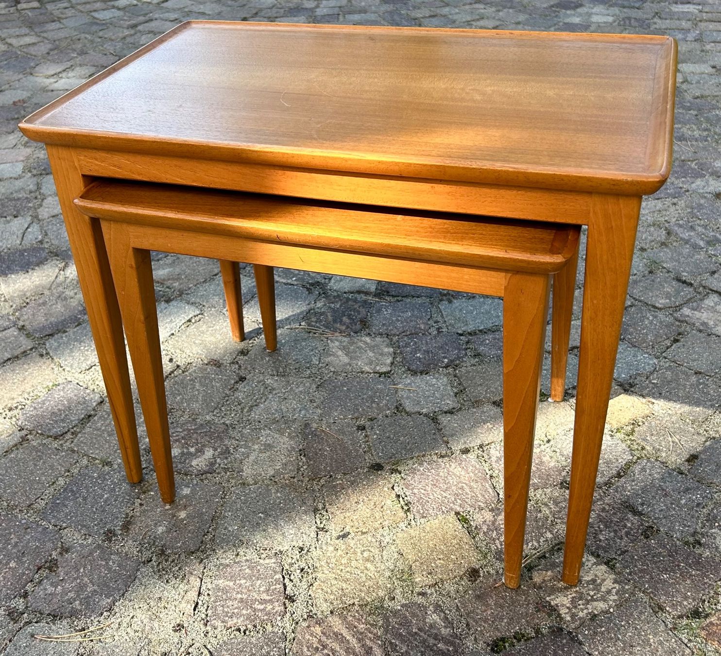 Tavoli: Zwei Tischchen mid-century modern – Usato da Lichtensteig venduto da VonSteinegg