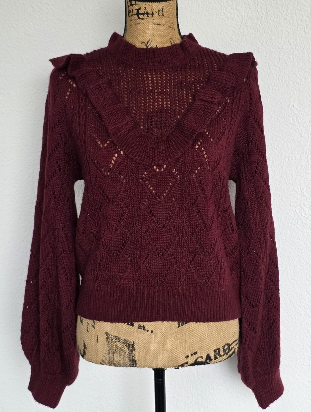 Maglioni & Felpe: Schöner, warmer Pullover von Divided, Grösse S, Weinrot. – Usato da Rheinsulz venduto da Gilea