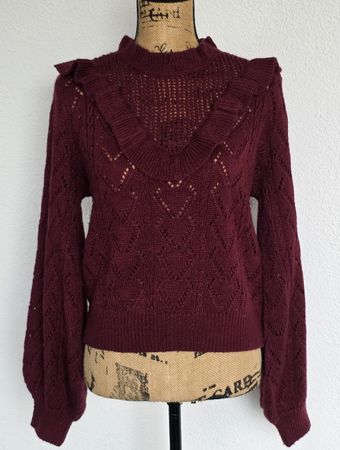 Schöner, warmer Pullover von Divided, Grösse S, Weinrot.