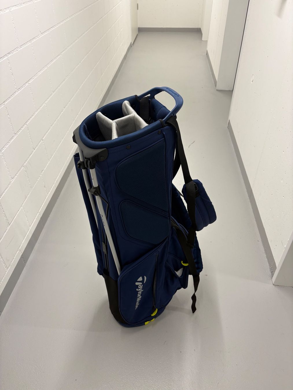 Taylor Made Borse: Taylor Made Flextech Lite Standbag-Navy Flag / Grey – Usato da Allenwinden venduto da jef_9w6z 4