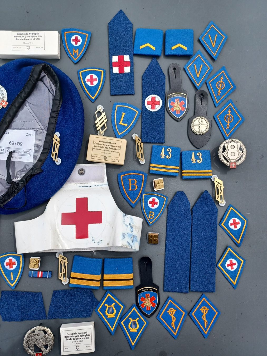 Schweizer Armee Uniformi: Lot alte Abzeichen, Sanität – Usato da Horw venduto da Mikesch108 2