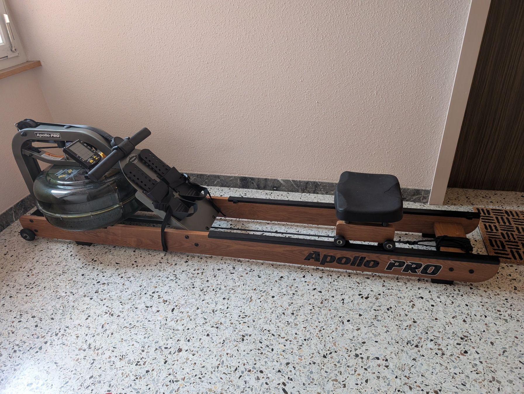 Hometrainer: Apollo Pro Rudergerät, Wasserwiderstand einstellbar. Leise. – Usato da Wittenbach venduto da FleurLaBelle