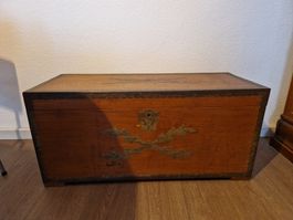 alte Truhe aus Holz mit Messingbeschlägen