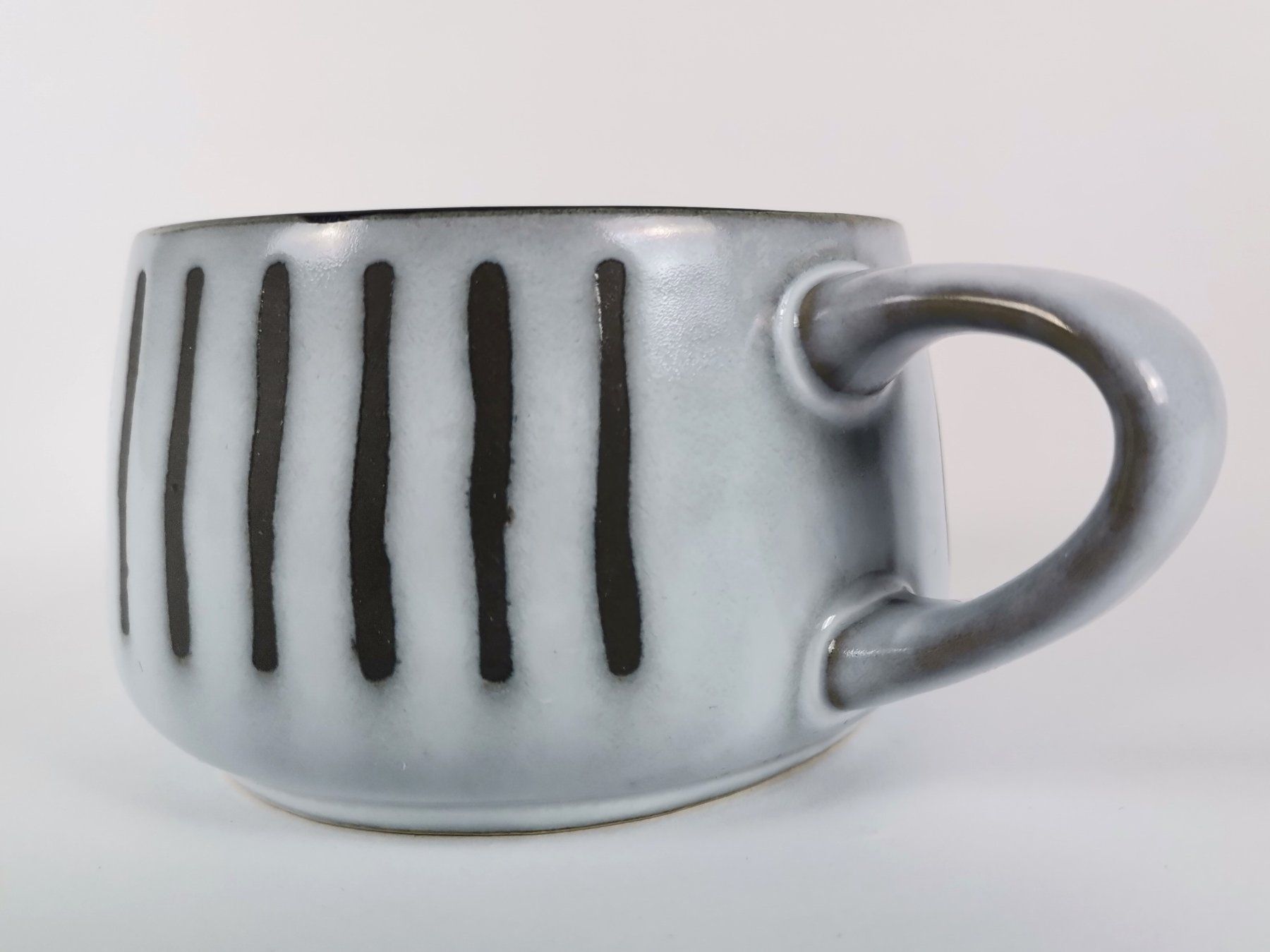 Tassen: TASSE Grau mit schwarzen Vertikalstrichen – Gebraucht aus Schaffhausen von Restwert_SH 3