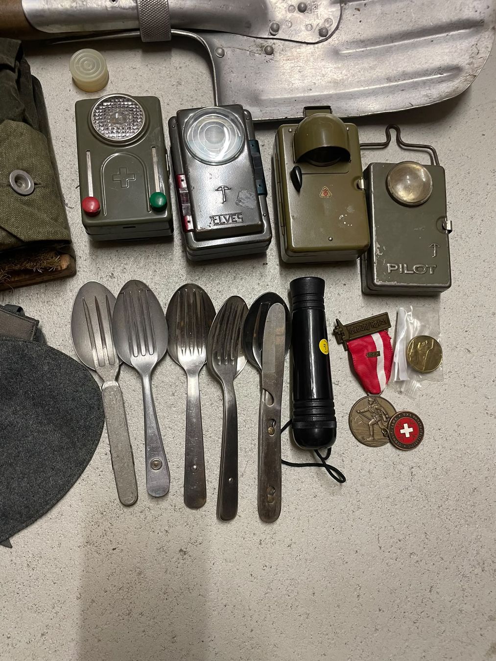 Schweizer Armee Uniformi: Militaria Lot – Usato da Oppligen venduto da can_rf8g 1