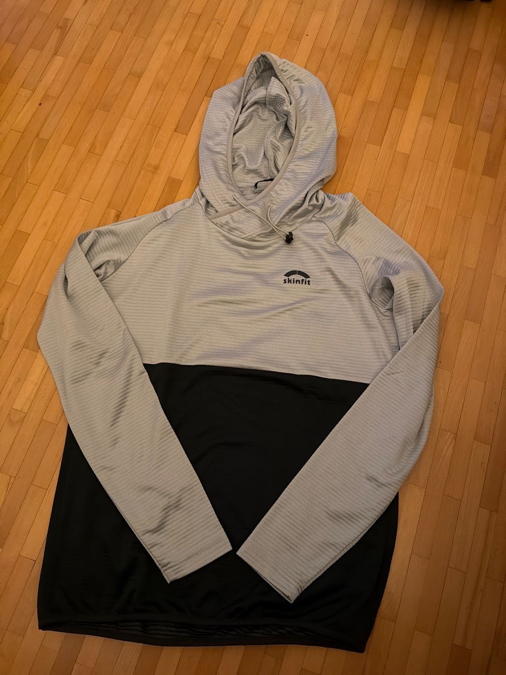 Skinfit Maglioni & Felpe: Pulli von Skinfit, Gr. XS, Silber schwarz – Usato da Rümlang venduto da Stekamo