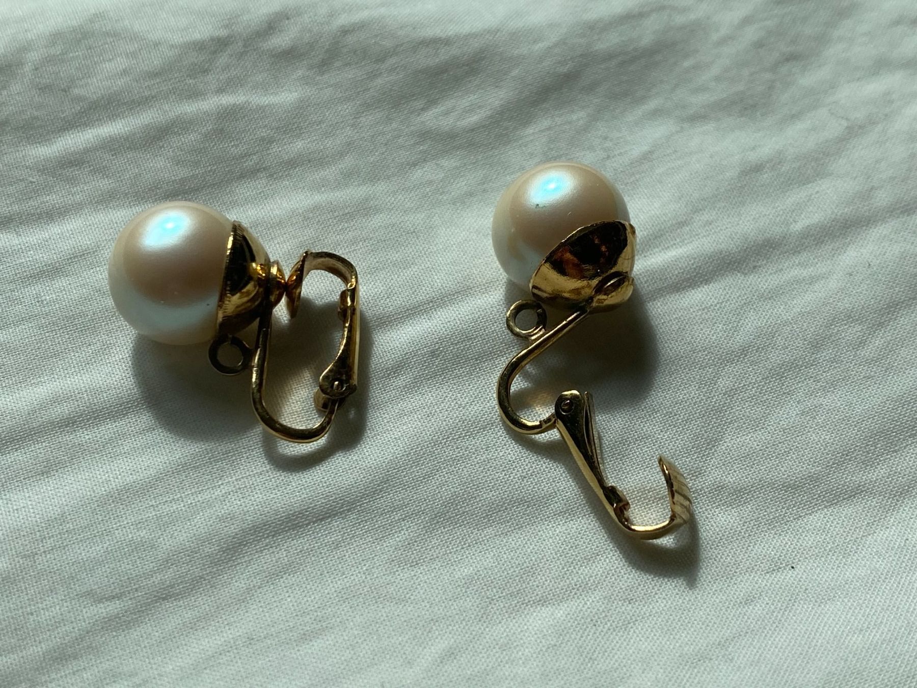 Orecchini pendenti & Orecchini a lobo: Vintage Modeschmuck, Perlen-Ohrclips, hängend – Usato da Gümligen venduto da Primeselection