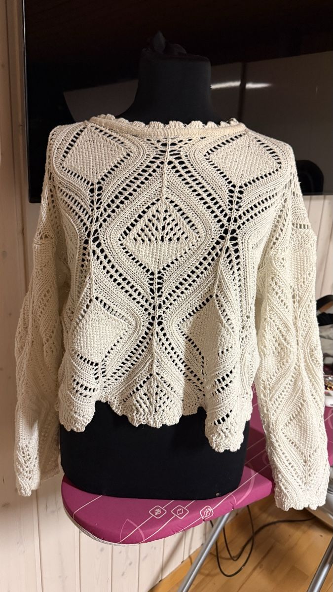 Maglioni & Felpe: Damen Pullover weiss gehäkelt mit Lochmuster Grösse M – Usato da Haslen GL venduto da rana04