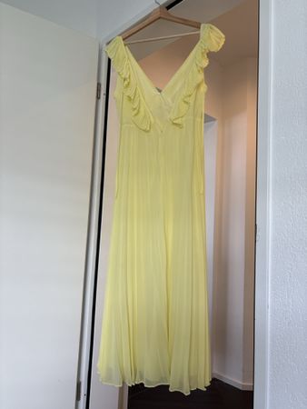 Robe longue plissée jaune à volants, état impeccable