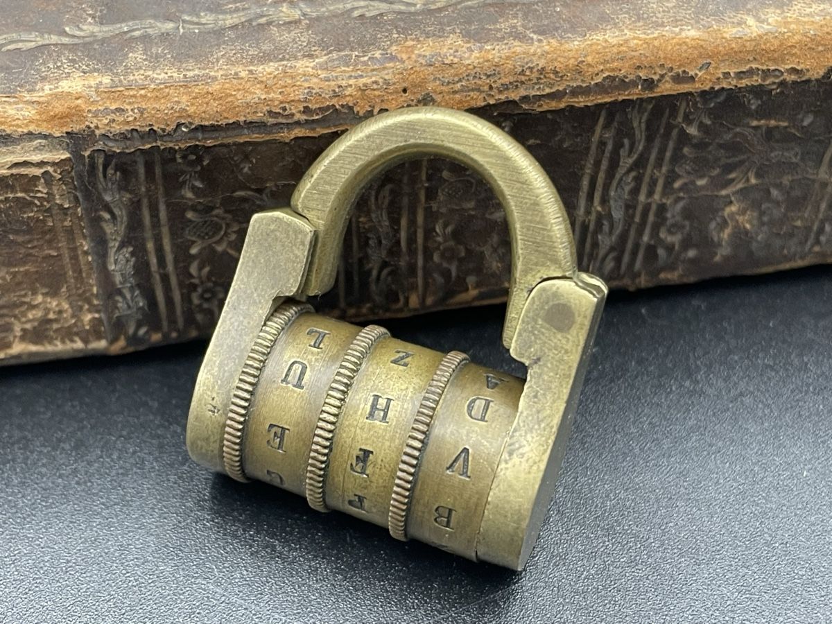 Cadenas: antikes Buchstabenschloss  – D'occasion à Baar par Nini043 1
