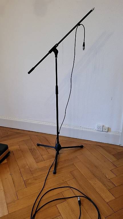 König & Meyer Supporti per strumenti musicali & leggii: Pied de micro K&M à perche - trépied, réglable – Usato da La Conversion venduto da phil71x
