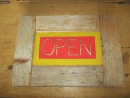 Schild OPEN, Holz, antiker Fensterladen von Stall