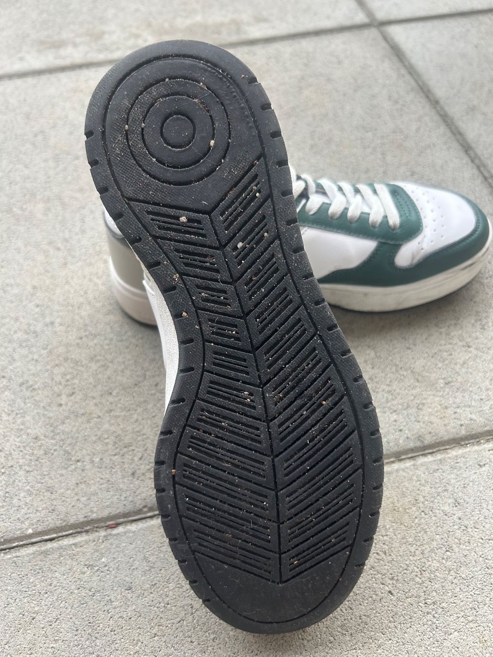 Damenschuhe: Une paire de baskets – Gebraucht aus Courrendlin von loko2910 3