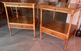 Paire de tables d'appoint ou de chevet vintage en bois