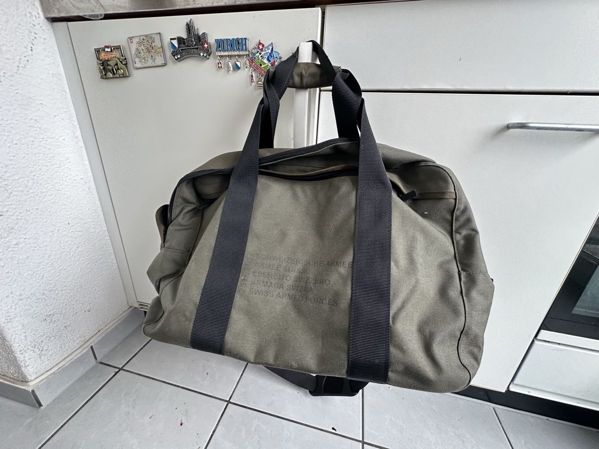 Schweizer Armee Borse: Robuste Schweizer Armee Tasche - Ideal für den Herbst! – Usato da Alpnach Dorf venduto da Chasli.OW96
