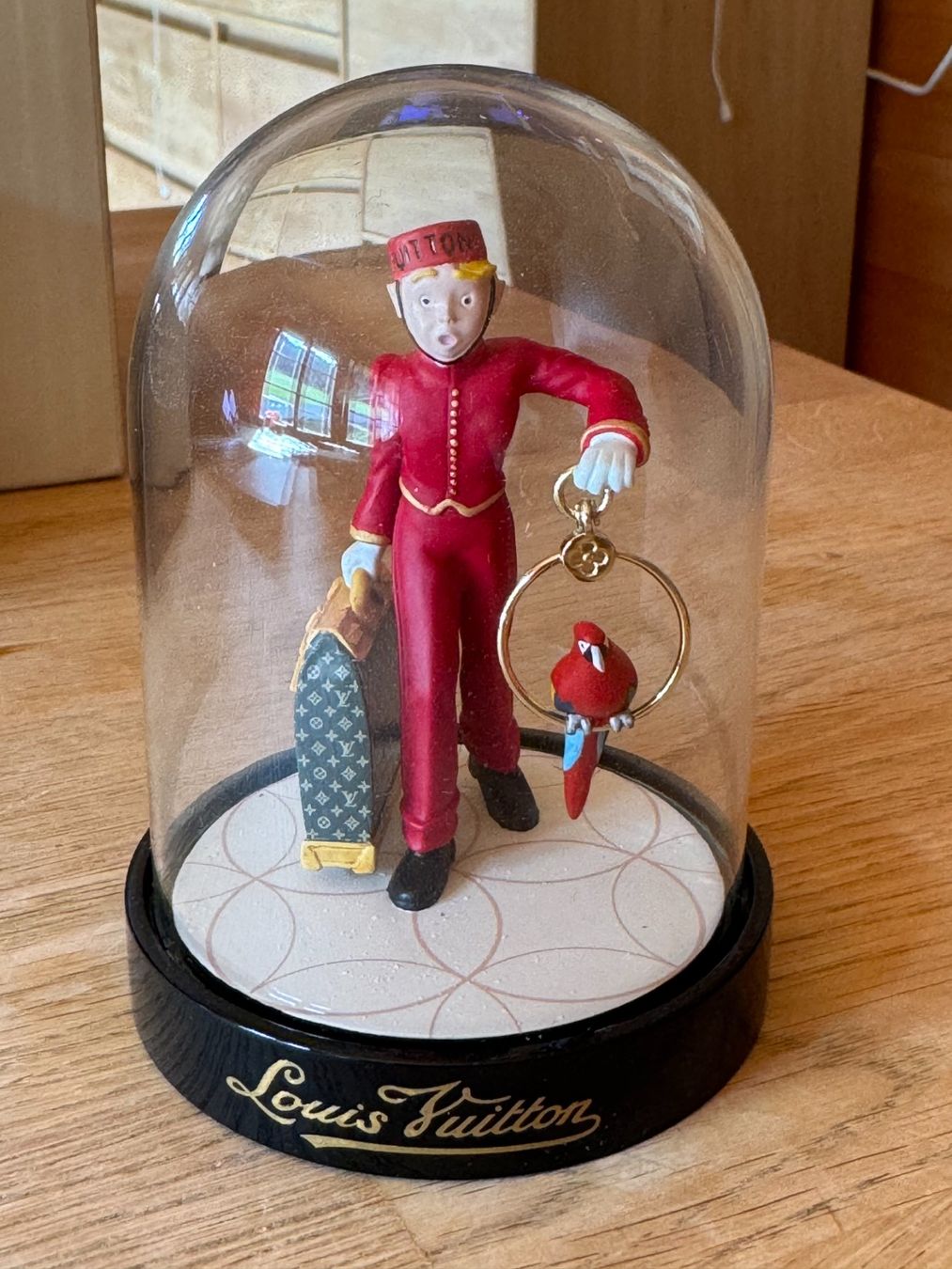 Tutte le decorazioni: Louis Vuitton Glass Porter Bell Boy Snow Globe – Usato da Luzern venduto da Antiquesonline