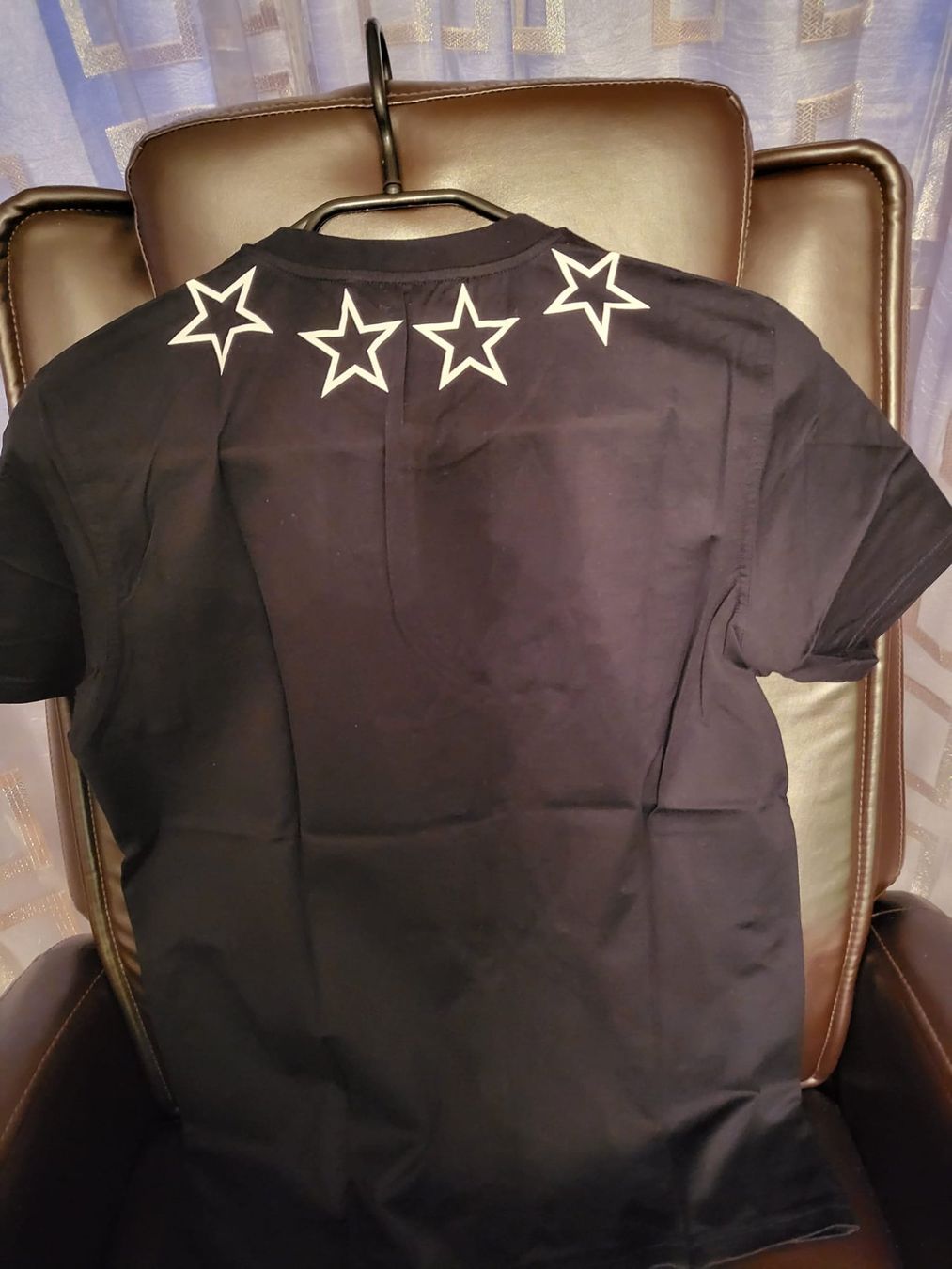 Givenchy T-shirt: Givenchy T-shirt – Nuovo (secondo la descrizione) da Grenchen venduto da Lucifero17 1
