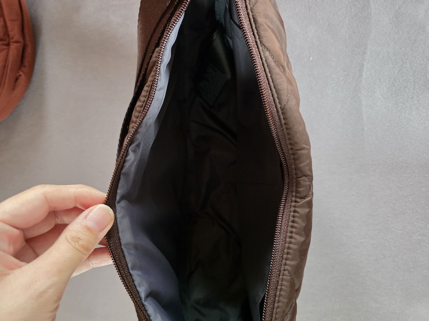Uniqlo Borse: Umhängetasche Uniqlo gesteppt braun  – Nuovo (secondo la descrizione) da Wimmis venduto da sal_rj9j 1