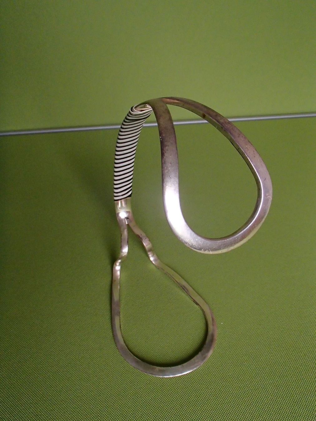 Supporti a parete: Vintage Weinflaschenhalter mit Scoubidou – Usato da Schöfflisdorf venduto da pullux 1