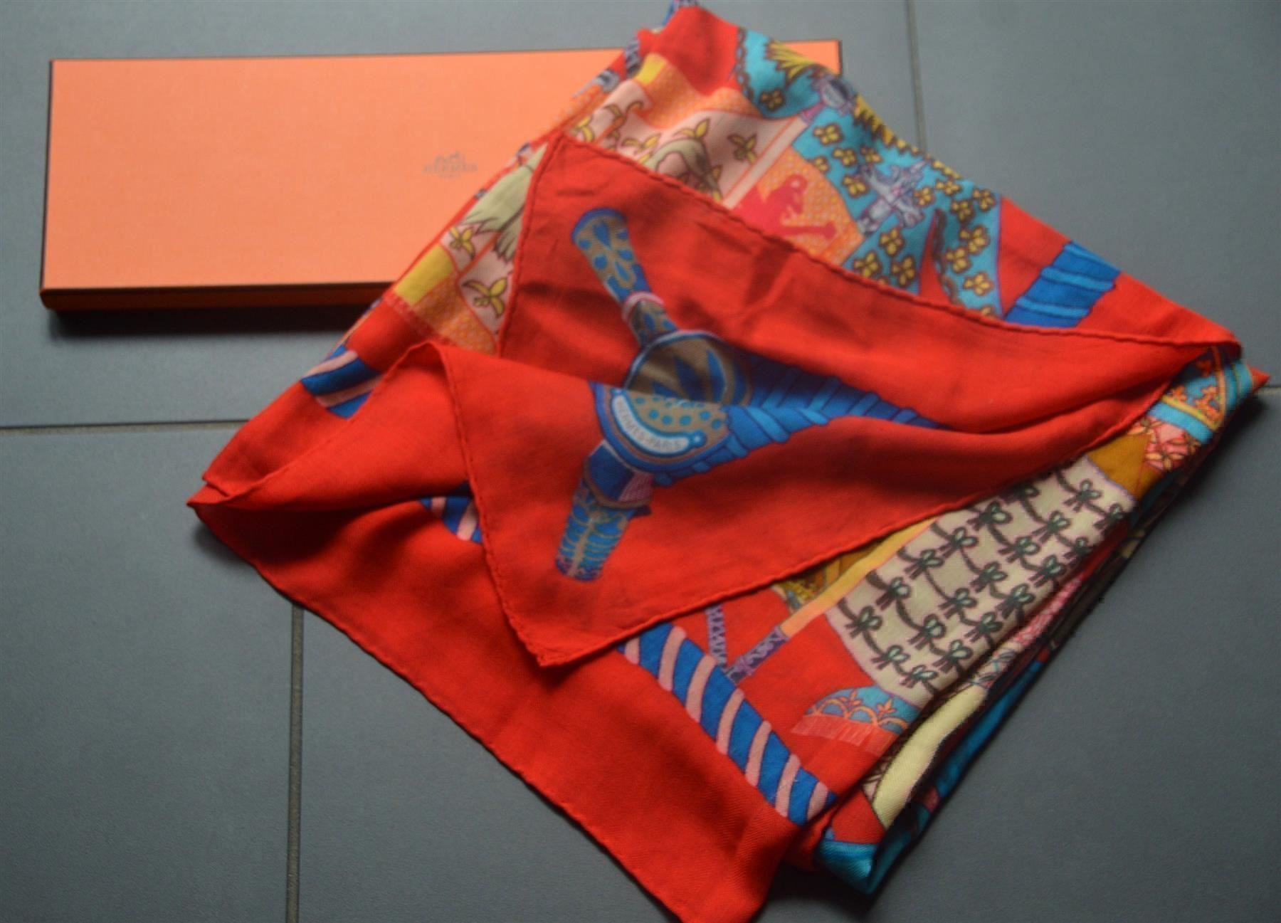 Hermès Foulard & Sciarpe: Schal / Châle Hermès 140 x 140 cm – Usato da Collonges venduto da Auganien 7