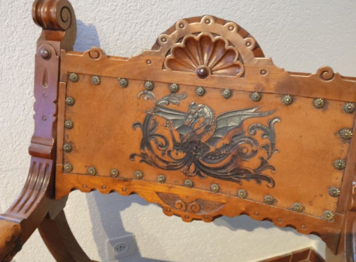 Poltrone: Antiker Holzstuhl mit Drachenmotiv – Usato da Gebertingen venduto da Leshek 1