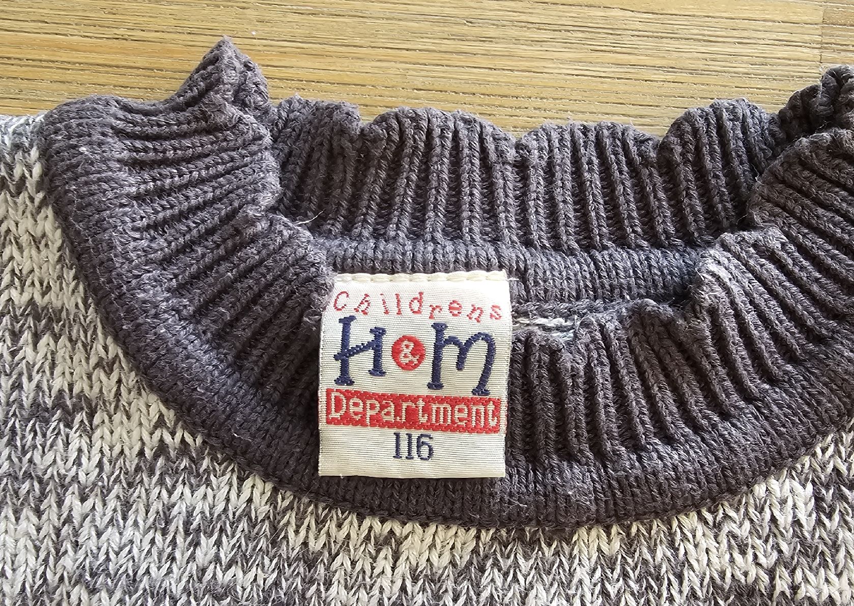 H&M Pulls et sweat-shirts: Kinder Pullover H&M grau Grösse 116 mit Schneeflocke – D'occasion à Basel par Sinibini86 1