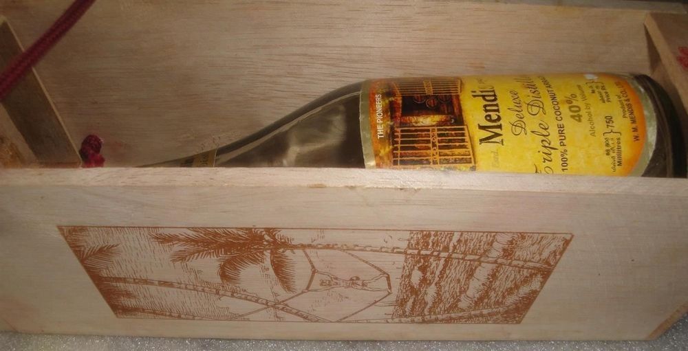 Bottiglie: Mendis Deluxe Coconut Arrack Sri Lanka Ceylon Ceylan Bottle – Usato da Genève venduto da Cockattoo 1