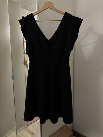 Robe courte Wal G noir avec volants