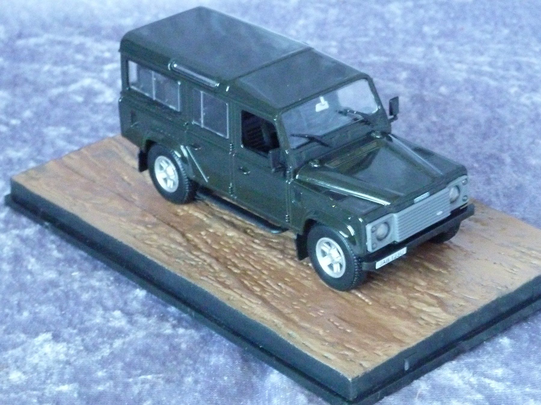 Land Rover Modellini d'auto: Land Rover Defender James Bond  1:43 – Nuovo (secondo la descrizione) da Dürrenäsch venduto da modellautos4you 4